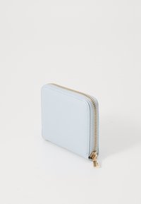 Porte-monnaie carré bleu clair en matière texturée avec une fermeture éclair dorée et un tirant, présentant des bords arrondis pour un design compact.