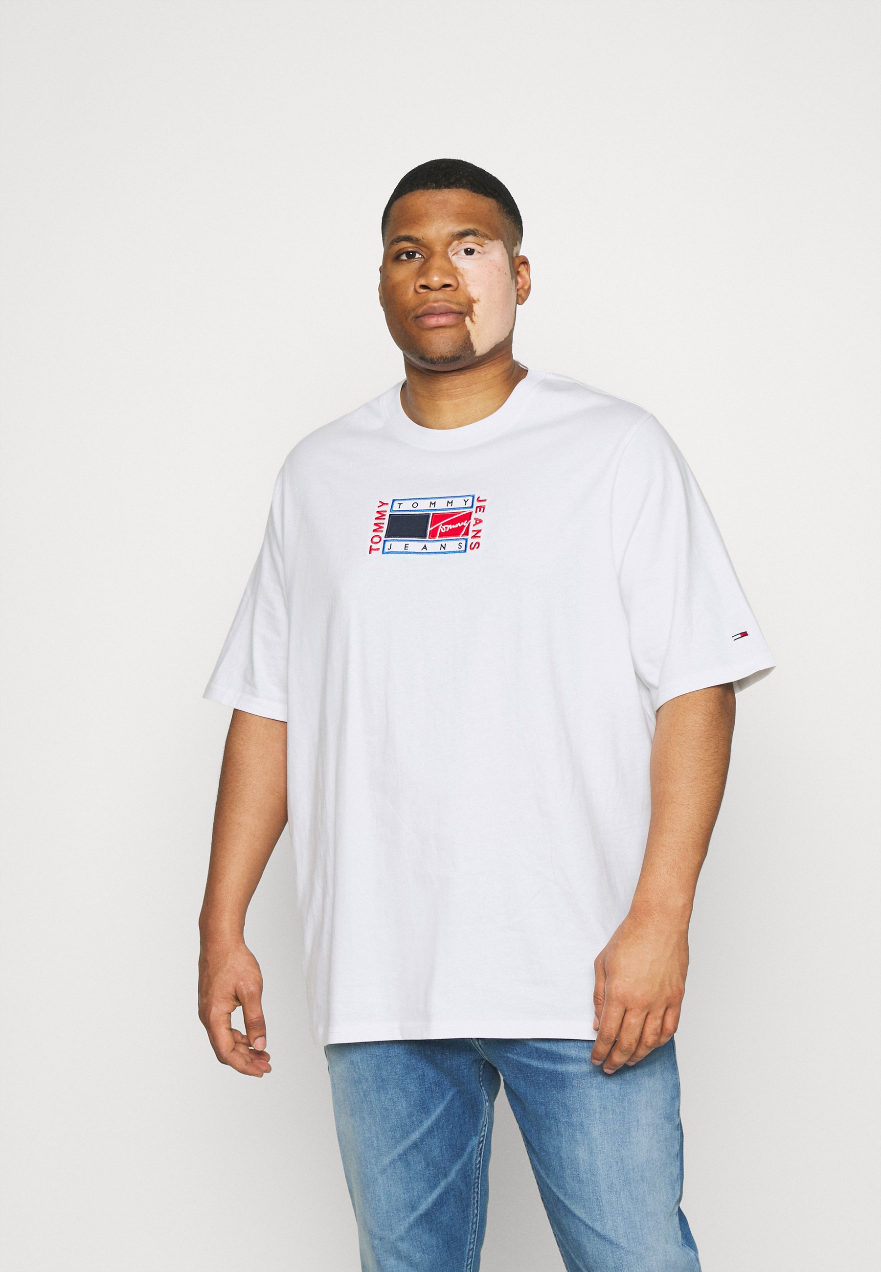 Tommy Jeans Plus PLUS TIMELESS Y FLAG TEE - Print T-shirt - white -  Zalando.co.uk