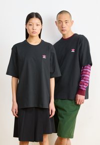 adidas Originals RAMEN TEE UNISEX - Nyomott mintás póló - black