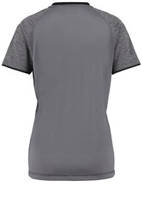 Camisa deportiva gris con mangas raglán cortas, fabricada con un tejido texturizado y escote negro. Presenta un diseño transpirable y un acabado suave.