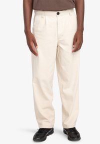 LEON GARDEN - Chinos - white