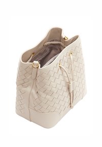 Borsa a tracolla beige intrecciata con forma strutturata, dettagli in metallo dorato e chiusura con cordoncino. Texture in pelle morbida e interno spazioso.