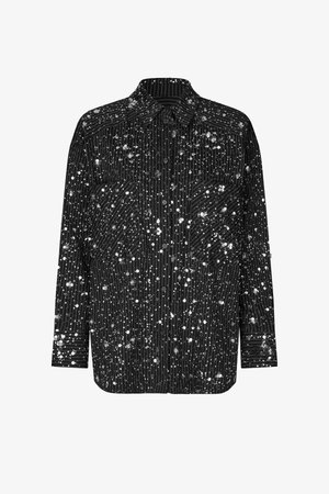 Zwarte button-up shirt met verticale strepen en verspreide zilveren pailletten versieringen. Beschikt over een puntige kraag en twee borstzakken.