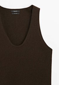 Maglione senza maniche in cashmere marrone con scollatura a V profonda. Texture morbida, cuciture minime e etichetta con marchio sul collo.
