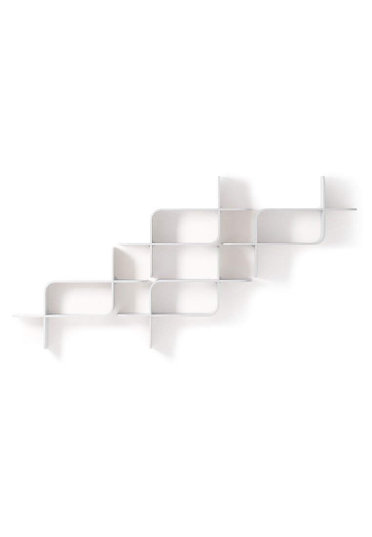 Mensola bianca a muro con design geometrico che presenta più scomparti aperti di varie dimensioni e bordi lisci. Aspetto moderno e minimalista.