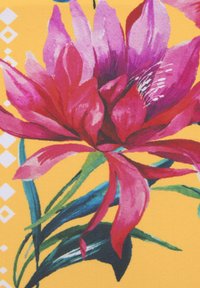 Tissu floral mettant en avant de grandes fleurs roses vives avec des feuilles vertes sur un fond jaune, accentué par des motifs géométriques blancs.