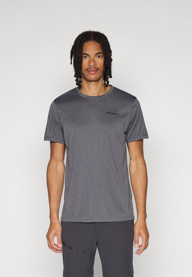 Grijze sport-T-shirt van vochtregulerende stof, met korte mouwen, een ronde hals en een klein logo aan de voorkant.