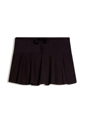 Schwarzer plissierter Minirock mit breitem Taillenbund und vorne mittig gebundenem Kordelzug, flach auf weißem Hintergrund gelegt.