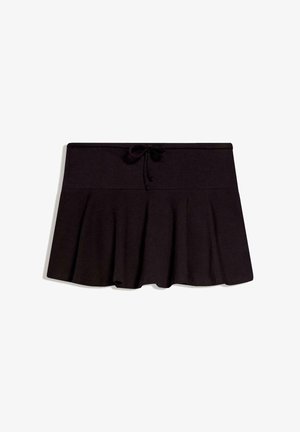 Schwarzer plissierter Minirock mit breitem Taillenbund und vorne mittig gebundenem Kordelzug, flach auf weißem Hintergrund gelegt.
