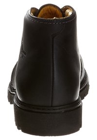 Stivaletto in pelle nera con punta rotonda, fodera interna gialla a contrasto e suola in gomma texturizzata, con discreti dettagli del logo.