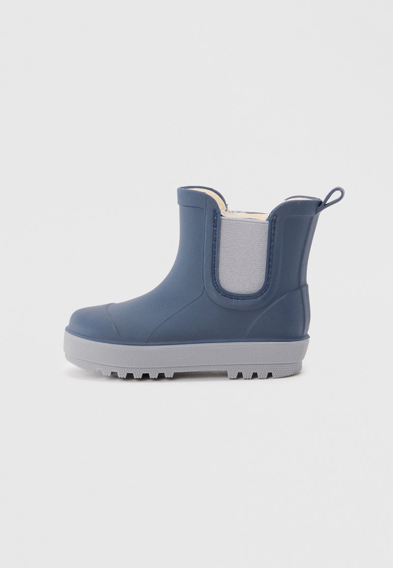 Bottines imperméables en caoutchouc bleu marine, avec un panneau latéral élastique gris, une semelle texturée pour l'adhérence et une languette à l'arrière.