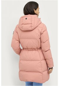 Puffy roze parka met een capuchon, verstelbare taille en zwart logo detail op de achterkant, met horizontaal gestikte secties en lange mouwen.