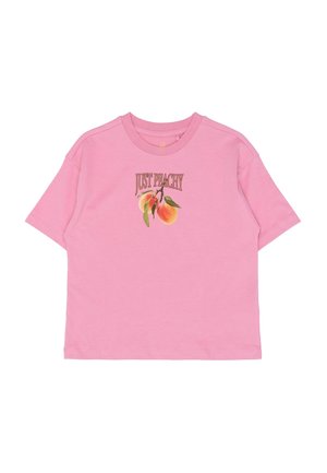 Lyserød t-shirt med korte ærmer lavet af bomuld, med teksten "JUST PEACHY" og en grafik af ferskner med grønne blade i midten.