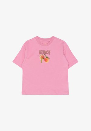 Lyserød t-shirt med korte ærmer lavet af bomuld, med teksten "JUST PEACHY" og en grafik af ferskner med grønne blade i midten.