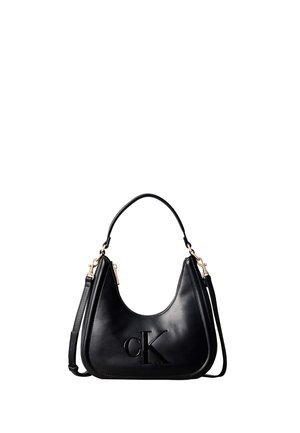 Bolso de mano de cuero negro con el logo "cK" en relieve, con asa corta y correa de hombro desmontable con detalles en tono dorado.