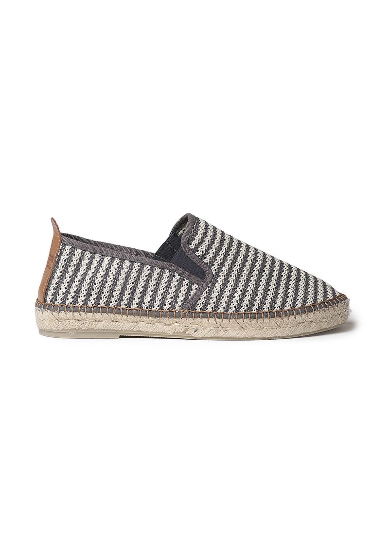Scarpa espadrille slip-on con tomaia in tessuto a righe grigie e bianche, inserti laterali elastici e suola intermedia in juta intrecciata.