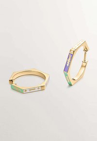 Pendientes de aro de metal en tono dorado con forma hexagonal, que cuentan con acentos de esmalte colorido en patrones azul, verde y blanco.