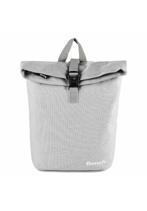 Hellgrauer Rolltop-Rucksack mit schwarzer Schnallenverschluss und "Bench."-Logo unten rechts.