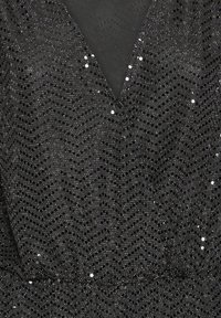 Czarna sukienka z głębokim dekoltem w kształcie litery V, zdobiona teksturowanym wzorem z połyskujących cekinów o różnych rozmiarach. Gładka tkanina pod spodem.