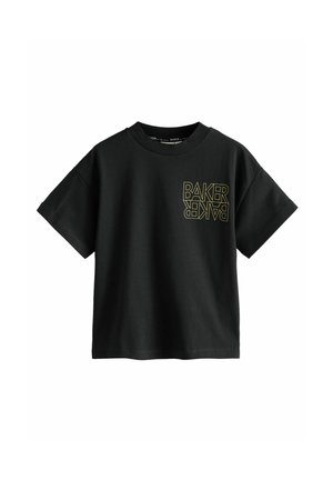 Sort bomulds t-shirt med et firkantet lomme-design med "BAKER" i grønne bogstaver. Korte ærmer og en klassisk crew neck.