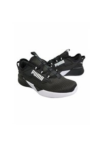 Scarpe da ginnastica nere con una tomaia texturizzata, accenti bianchi e un logo prominente. Presentano una suola ammortizzata e un sistema di allacciatura tradizionale.