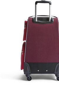 Rode en paarse bagage met een gestructureerd stoffen oppervlak, uitschuifbare handgreep, twee zijzakken en soepel rollende zwarte wielen.