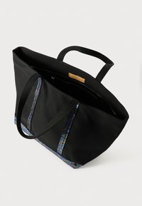Borsa a tracolla nera con due manici robusti, dotata di chiusura con zip, con bordatura di paillettes colorate e un ampio interno.
