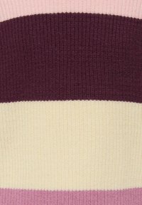 Pull en tricot avec des rayures horizontales dans des couleurs bordeaux, crème et rose clair. Tissu texturé avec un design côtelé.