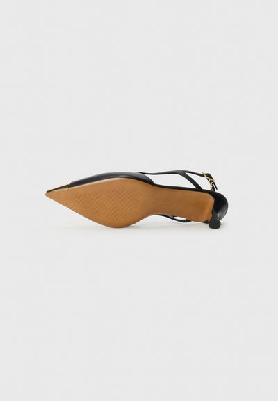 Svart spetsad slingback-sko med ett tunt band, detaljer i guld och en ljusbrun texturerad sula.