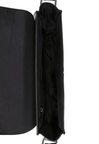 Svart tygaxelväska med en dragkedjeficka, insidan fodrad med svart tyg och silverfärgade detaljer. Öppen och rymlig design.