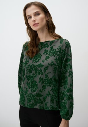 Blusa verde con motivo floreale, a maniche lunghe, realizzata in materiale texturizzato, con scollo rotondo e una leggera lucentezza.