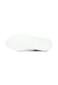 Suela de zapatilla blanca con un patrón texturizado que presenta líneas onduladas y en zigzag, fabricada en goma, diseñada para ofrecer agarre y durabilidad.