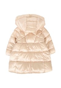 Chaqueta acolchada rosa claro con capucha forrada de piel, diseño acolchado y construcción en capas. Textura suave con puños y dobladillo elásticos.