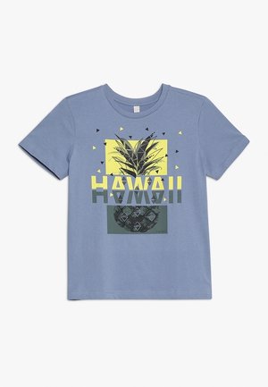 Blå kortærmet t-shirt med en grafik af en stiliseret ananas, gule og grønne rektangler samt ordet "HAWAII" i fede bogstaver.