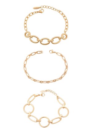 Trzy złote bransoletki łańcuchowe o różnych kształtach i rozmiarach ogniw, każda z zapięciem typu lobster i regulowanym łańcuszkiem przedłużającym.
