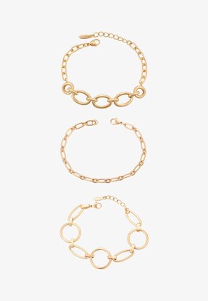 Trzy złote bransoletki łańcuchowe o różnych kształtach i rozmiarach ogniw, każda z zapięciem typu lobster i regulowanym łańcuszkiem przedłużającym.