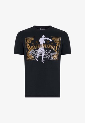 T-shirt nera con cornice dorata ornata, silhouette di un pugile bianco e testo "BOXEURDESRUES The Fighter Brand" sul davanti.