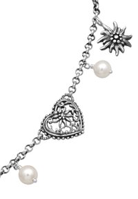 Silberarmband mit einem herzförmigen filigranen Mittelpunkt, zwei weißen Perlen und einem floralen Charme-Akzent an einer Gliederkette.