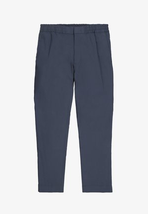 Marineblauwe broek met een elastische tailleband, taps toelopende broekspijpen en zijzakken. Ruwe textuur zonder zichtbare patronen of hardware.