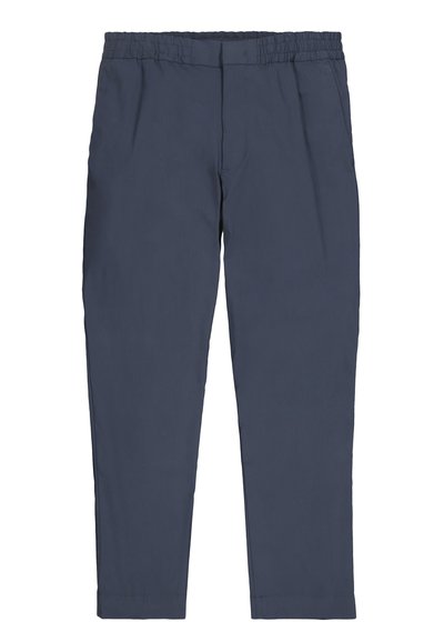 Marineblauwe broek met een elastische tailleband, taps toelopende broekspijpen en zijzakken. Ruwe textuur zonder zichtbare patronen of hardware.