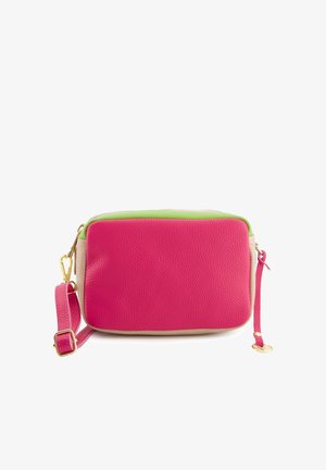 Obdélníková crossbody taška s horkorůžovým koženým povrchem, zeleným zipovým zdobením a béžovými akcenty. Obsahuje odnímatelný popruh a zlaté kovové prvky.