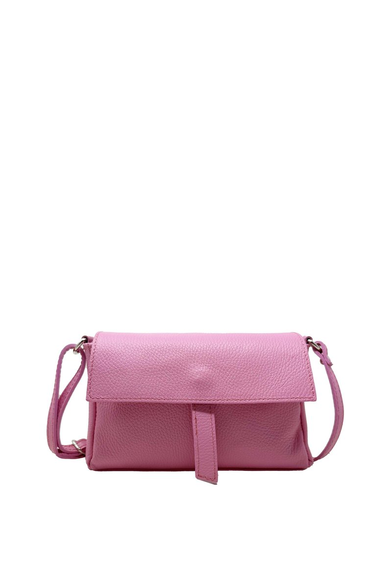 Borsa a tracolla in pelle rosa con superficie testurizzata, chiusura a patta e tracolla regolabile, caratterizzata da una forma rettangolare e hardware minimal.