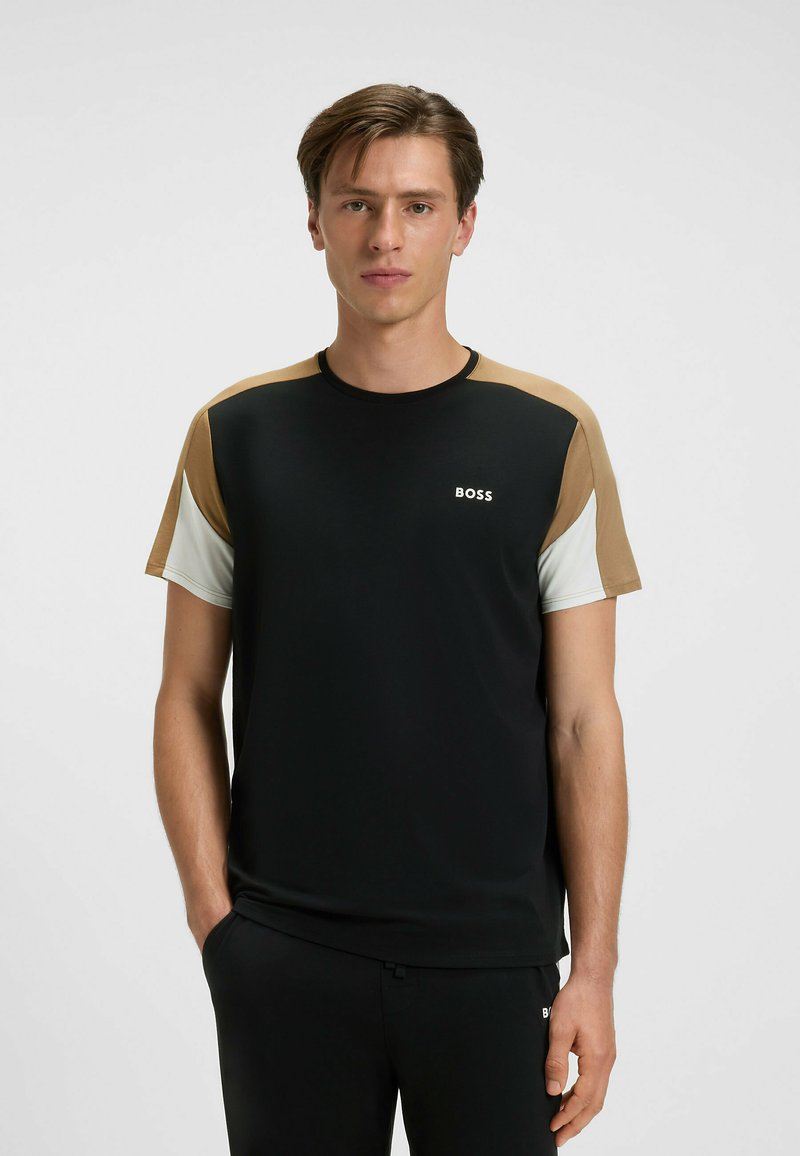 Czarna koszulka z krótkim rękawem z brązowymi i kremowymi akcentami na ramionach, z okrągłym dekoltem i małym haftowanym logo "BOSS" na piersi.