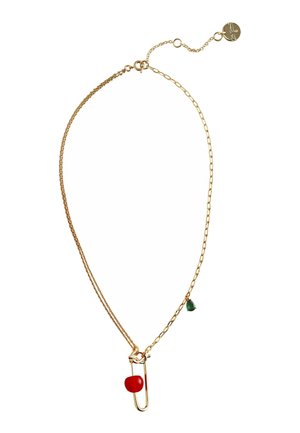 Collana a catena in tono oro con ciondolo a forma di graffetta, una perla rossa e un pendente a goccia verde, con link texture e una chiusura regolabile.