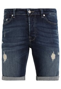 Shorts en denim bleu foncé avec des zones déchirées et un ourlet roulé. Comprend des poches standard et une fermeture à bouton à la taille.