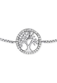 Silverarmband med en cirkulär medaljong med ett trädmönster, omgiven av en ring av klara kristaller. Kedjelänktextur, minimalistisk stil.