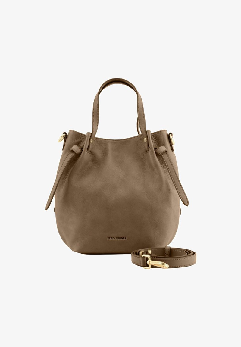 Brown leren schoudertas met een ronde vorm, korte handvatten en een afneembare schouderband. Voorzien van gouden hardware en een gladde textuur.