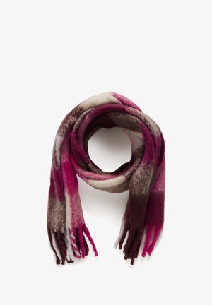 Pletený šál v odstínech růžové, krémové a hnědé. Má měkkou texturu s třásněmi na koncích, uspořádaný do kruhového smyčky.