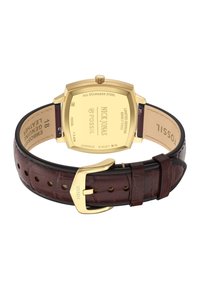 Montre en acier inoxydable doré avec un boîtier octogonal, bracelet en cuir marron avec texture crocodile et boucle en métal. Détails gravés au dos.