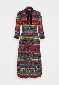 Robe longue multicolore avec une variété de motifs géométriques et floraux, dotée d'un col et de manches trois-quarts.